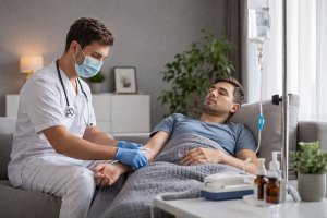 Вывод из запоя на дому, снятие ломки и детоксикация: когда нужна срочная помощь, как проходит процедура и почему важна анонимность